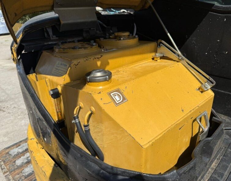 CATERPILLAR  304 **MINI EXCAVATOR**